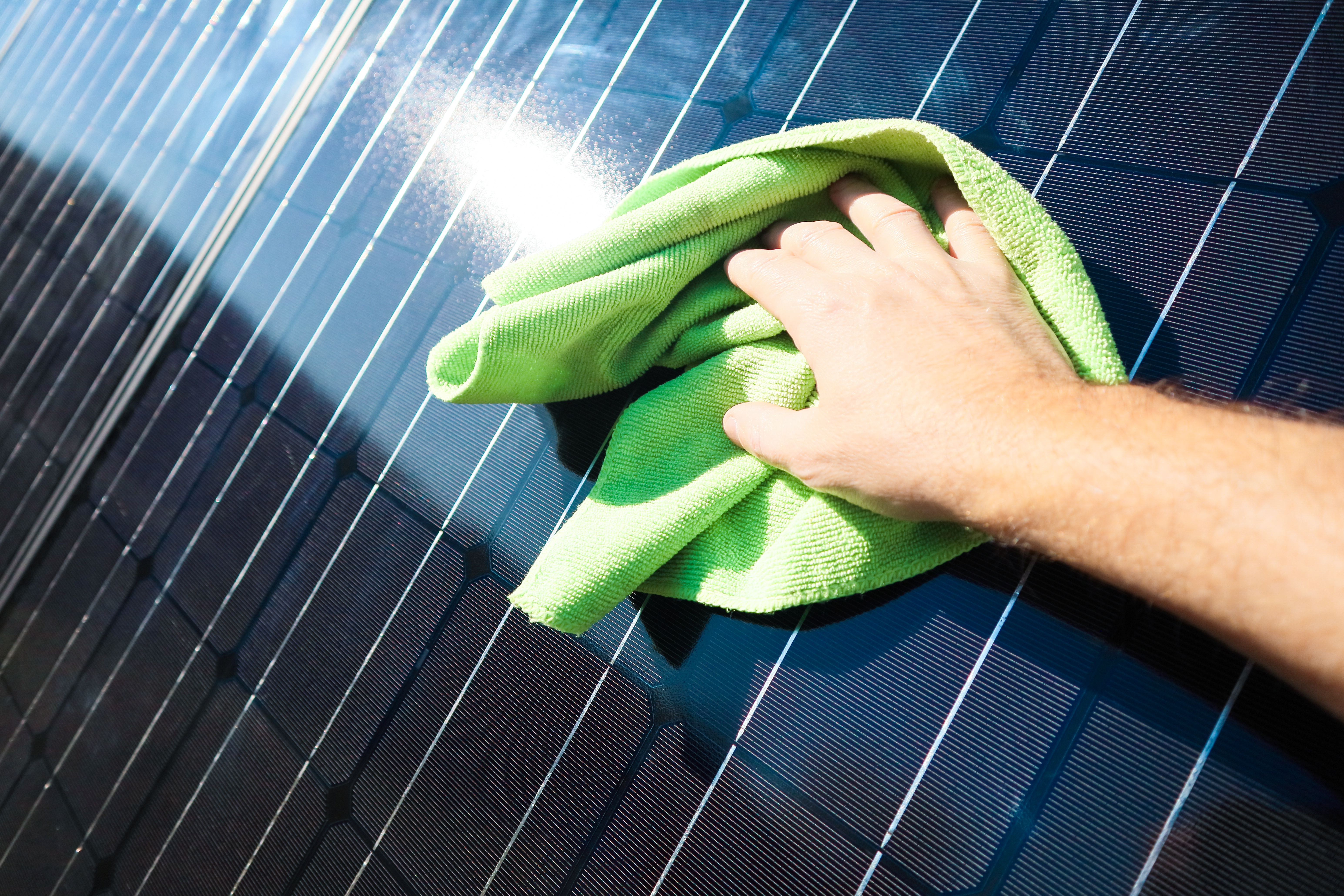 Solcellepanelvask – skånsomt og effektivt for bedre effekt og levetid